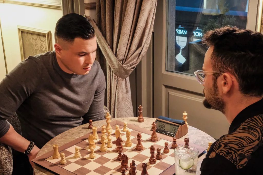 Daniel Pulvett, ajedrecista que tiene un 90 por ciento de ceguera, jugó contra Gotham Chess. Foto: FMB / Damas y Reyes