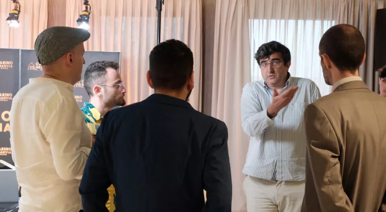 Kramnik explica a los organizadores y los árbitros, en presencia de José Martínez, por qué no quieres seguir jugando en Chess.com. Foto: FMB / Damas y Reyes