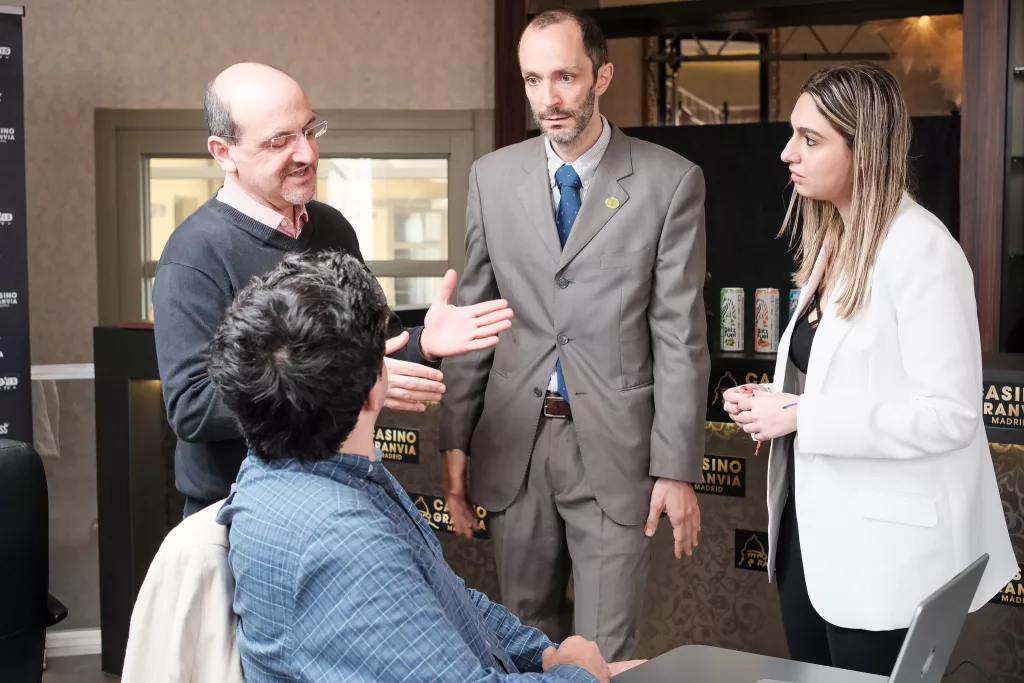 Esta escena se vio a menudo. Yuri Garrett, Daniel Rodríguez y Mireia Ramón hablan con Kramnik. Foto: FMB / Damas y Reyes