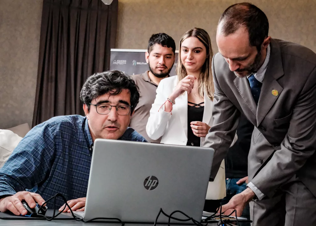 Kramnik mira su pantalla, con los árbitros de testigos y José Martínez al fondo. Foto: FMB / Damas y Reyes
