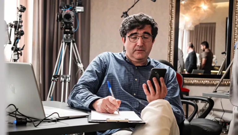 Kramnik, en el Clash of Claims, cuando empezó a sumar con la calculadora de su móvil la cuantía de los retrasos del servidor. Foto: FMB / Damas y Reyes