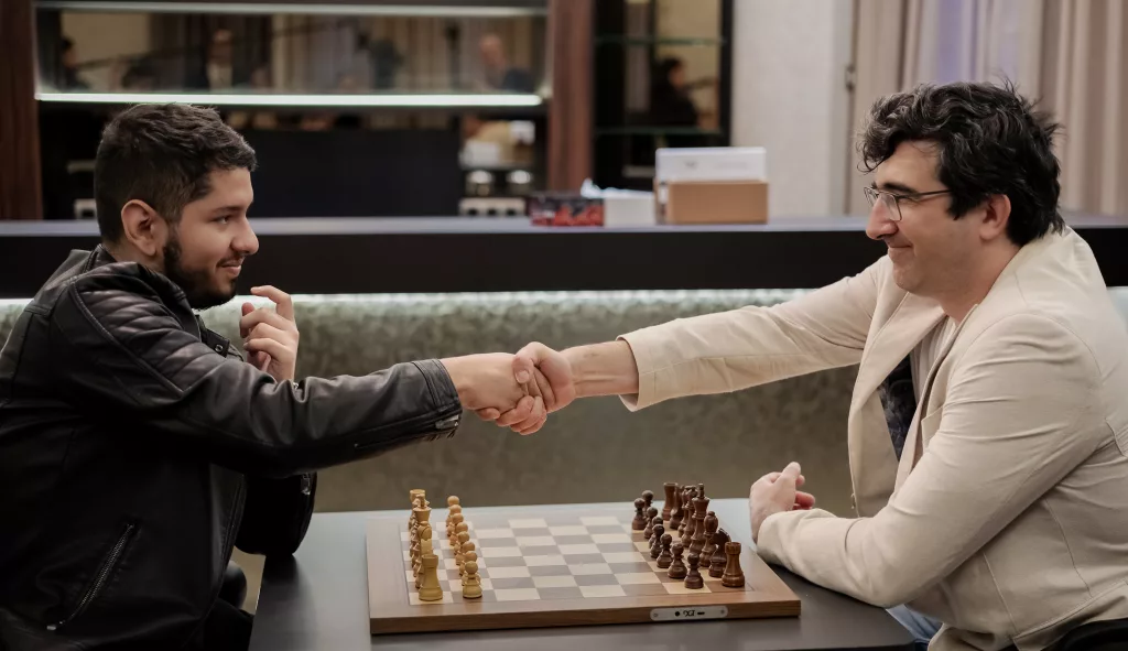 Así fue el primer apretón de manos entre Jospem y Kramnik, cuando comprobaron la sala de juego en el casino. Foto: FMB / Damas y Reyes