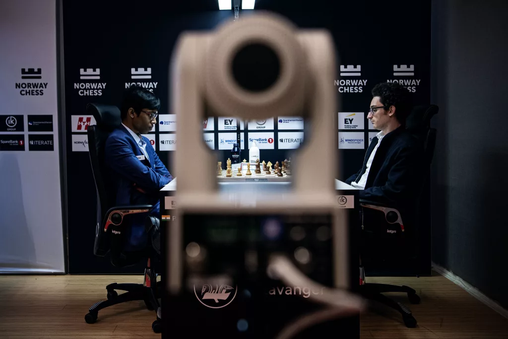 Pragg derrotó a Caruana. Con 18 años, en el mismo torneo ha ganado al número uno y dos del mundo, con Nakamura como gran beneficiado. Foto: Steve Bonhage