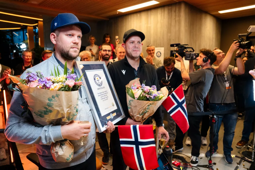 Askild Bryn y Odin Blikra Vea, con su certificado por haber logrado el récord Guinness
