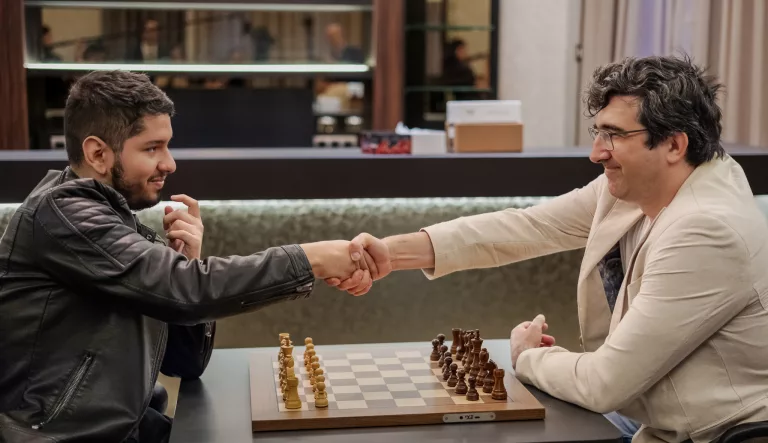 Vladimir Kramnik y José Martínez, en el saludo protocolario de la víspera del comienzo de su duelo en Madrid. Foto: FMB / Damas y Reyes