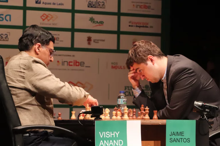 Vishy Anand y Jaime Santos, en el magistral de León. Foto: Luque