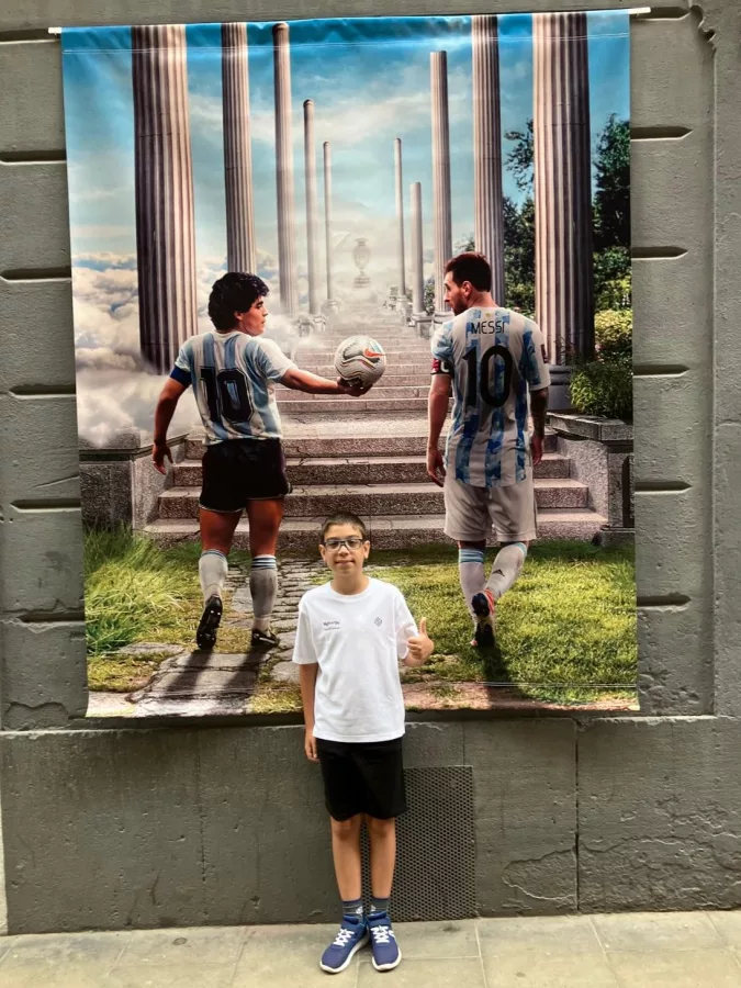 Tampoco está mal esta foto de Faustino Oro, con Maradona y Messi detrás