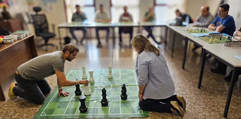 Imagen de la práctica del futboldrez tomada en el Centro de Rehabilitación de Salud Mental Valentín Hernández de Paterna