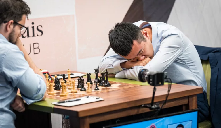 Ding Liren, hundido después de su derrota contra Vachier-Lagrave en la última ronda de San Luis. Foto: Lennart Ootes / Grand Chess Tour