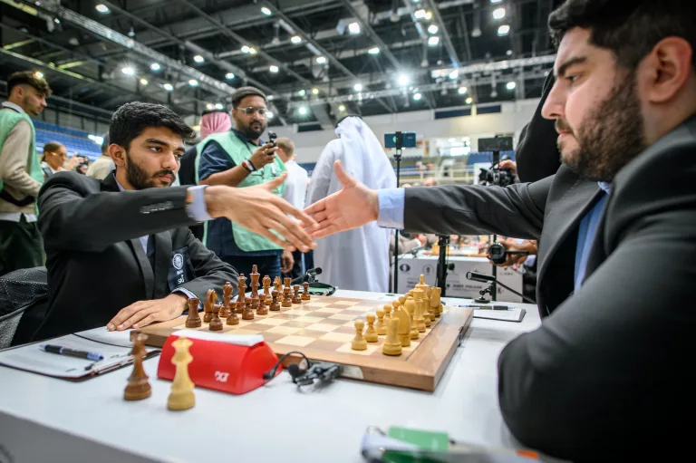 Gukesh volvió a ganar, esta vez al iraní Parham Maghsoodloo. Foto: FIDE / Michal Walusza