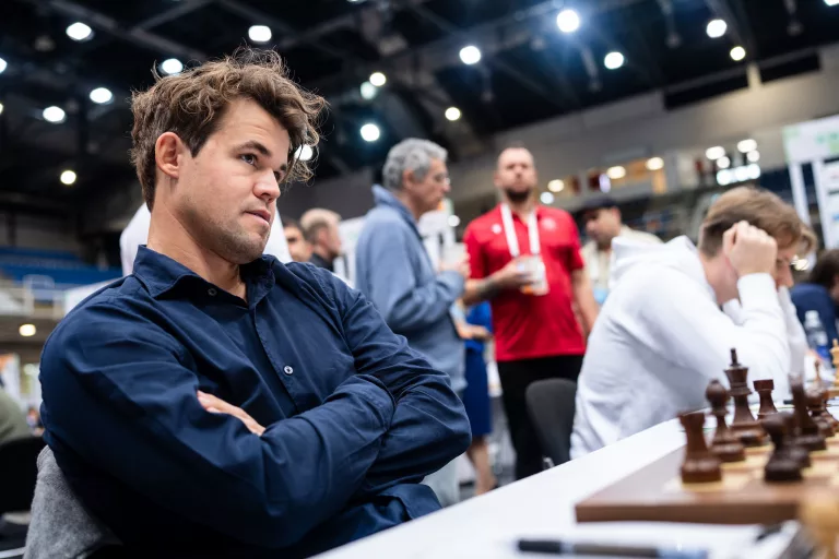 Magnus Carlsen no termina de sentirse a gusto en Budapest. Foto: FIDE / Maria Emelianova