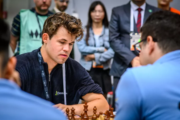 Magnus Carlsen, en su accidentada primera partida de la Olimpiada de Budapest. Foto: FIDE / Michael Walusza