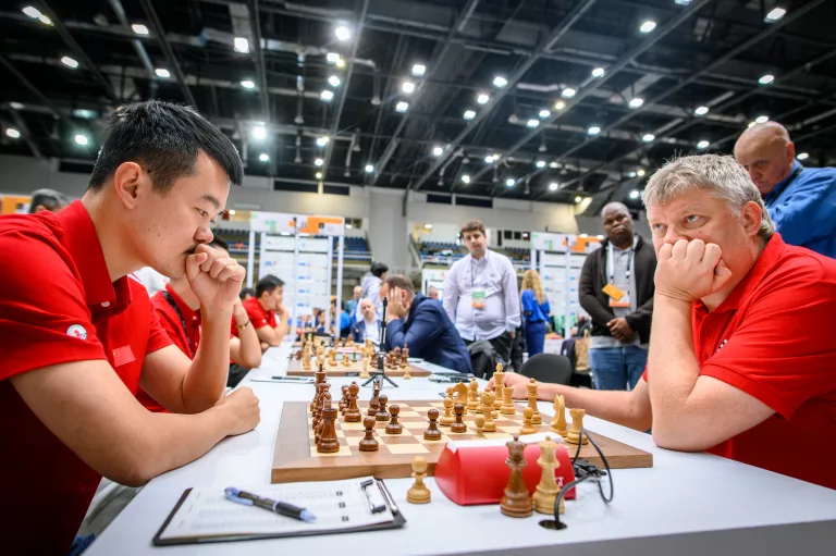 Ding Liren y Alexei Shirov. Foto: FIDE / Michal Walusza