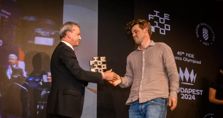 Arkady Dvorkovich y Magnus Carlsen. Foto: FIDE / Maria Emelianova / Michal Walusza