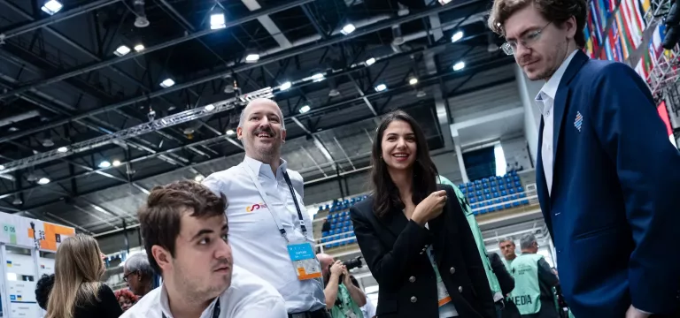 Buen rollo en el equipo español. Jaime Santos, David Martínez, Sara Khadem y David Antón. Foto: FIDE / Maria Emelianova