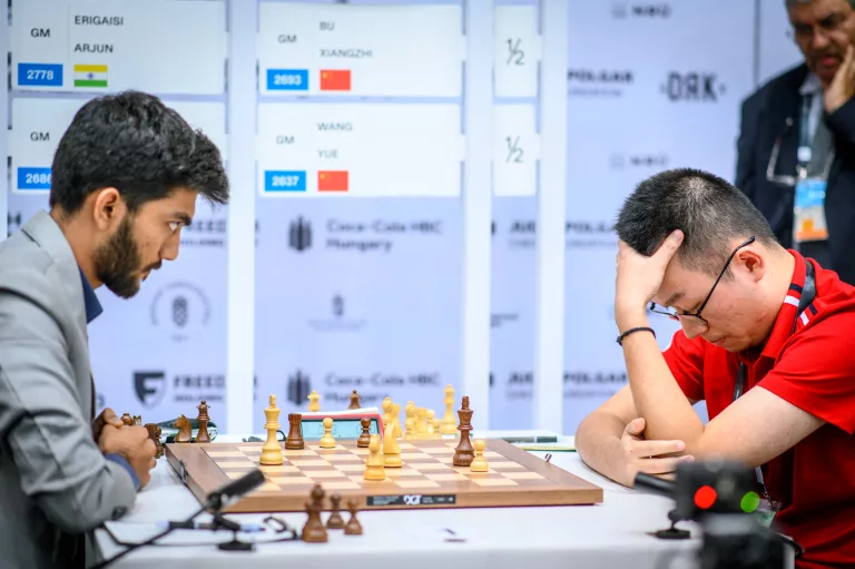 Gukesh mira a Wei Yi, que ya sabe que va a perder. Foto: FIDE / Michael Walusza