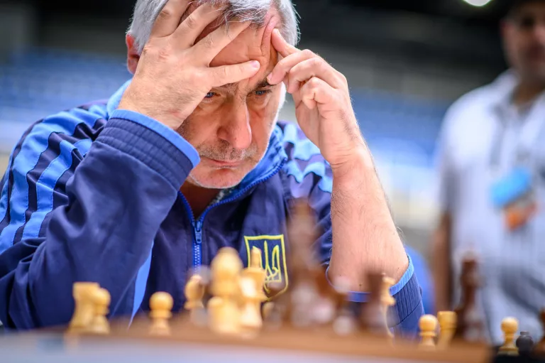 Vasyl Ivanchuk, en su partida contra Wesley So. La victoria del ucraniano fue decisiva. Foto: FIDE / Michal Walusza