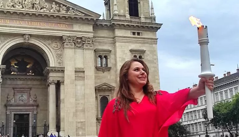 Judit Polgar, con la antorcha olímpica en Budapest. foto: FIDE