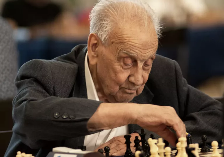 Manuel Álvarez, jugador que tiene 102 años, en el torneo de Moratalaz. Foto: Mariano Garcia Díez