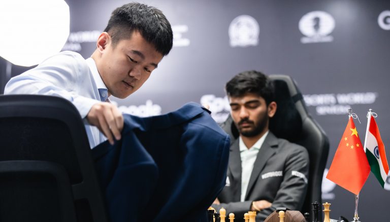 Ding Liren y Gukesh, en la tercera partida del Mundial de Ajedrez. Foto: Eng Chin An / FIDE