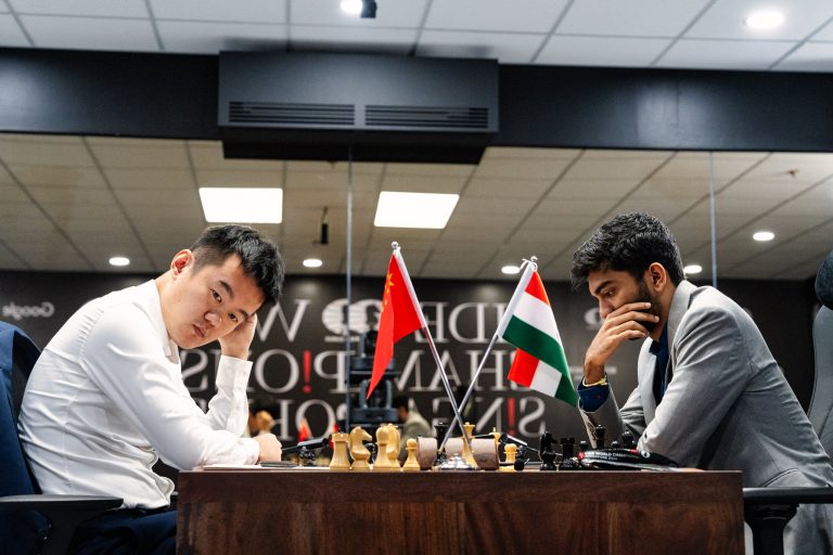 Ding Liren y Gukesh, en la quinta partida del Campeonato del Mundo de Ajedrez