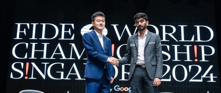 Ding Liren y Gukesh D se dan la mano en la ceremonia de inauguración del Campeonato del Mundo de Ajedrez. Foto: Maria Emelianova / FIDE