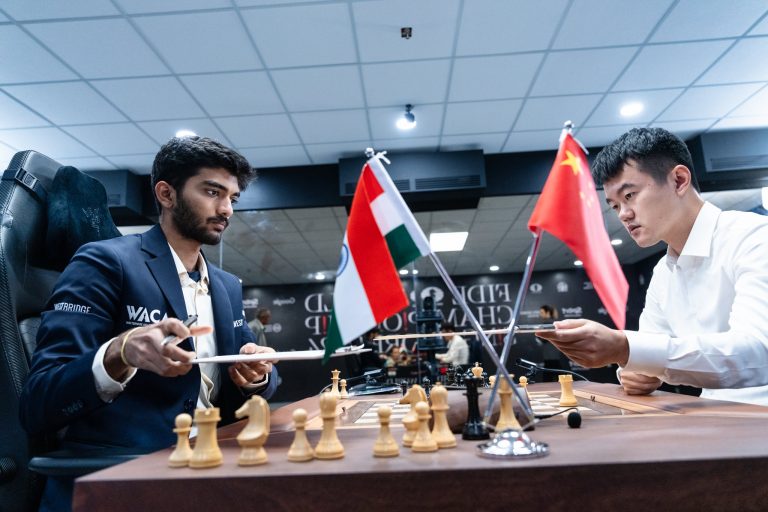 Gukesh D y Ding Liren, equilibrio completo en la cuarta partida del Mundial de Ajedrez. Foto: Maria Emelianova / FIDE