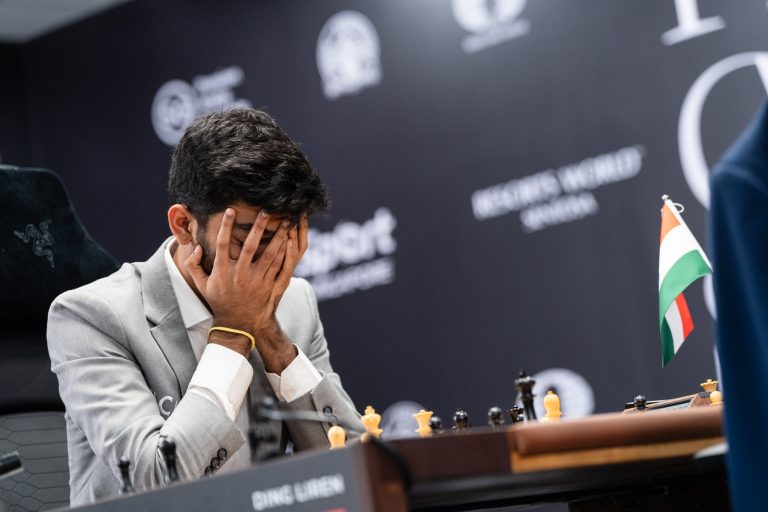 Gukesh se tapa la cara en la primera partida del Mundial, que ganó Ding Liren. Foto: Maria Emelianova / FIDE