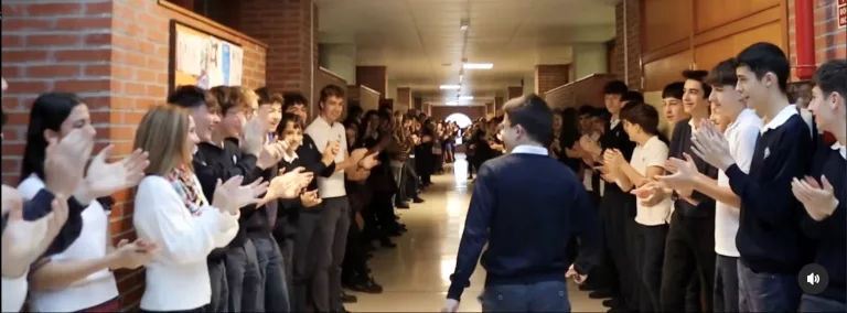 Imagen del recibimiento a Javier Habans en el colegio San Cernin, de Pamplona