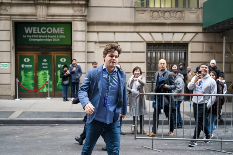 Magnus Carlsen, en su entrada en la sala de juego. Foto: Lennart Ootes / FIDE