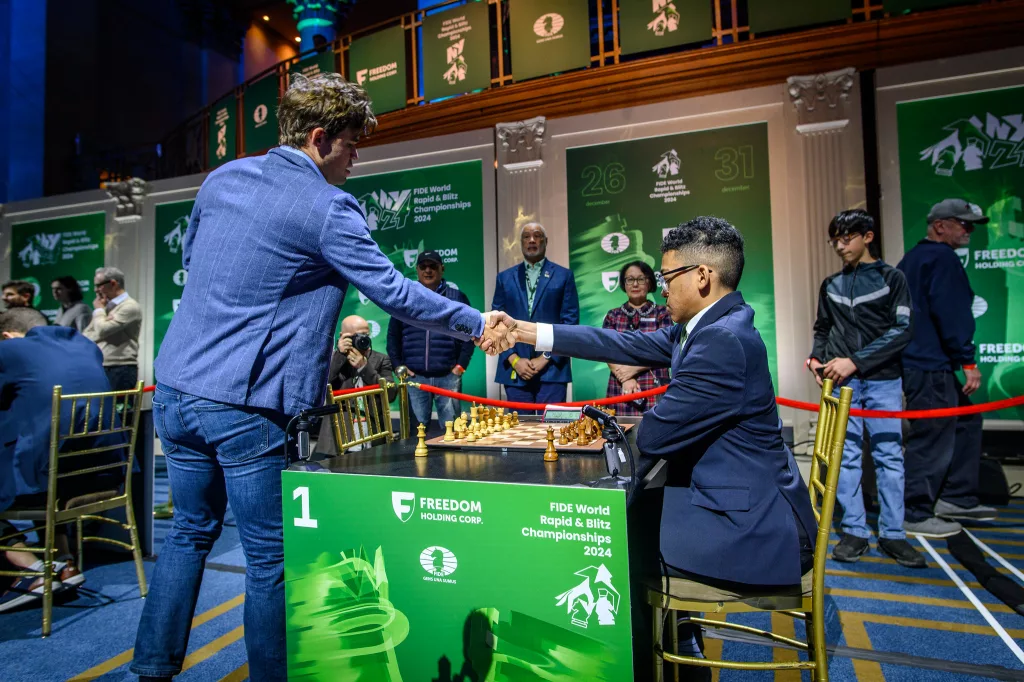 Carlsen llegó tarde a su partida contra Hardaway Brewington, pero luego ganó su partida sin problemas. Foto: Michal Walusza / FIDE