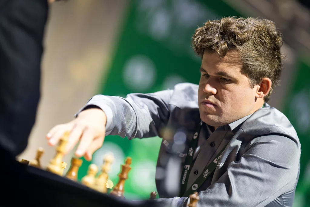 Magnus Carlsen no tuvo su día en el Mundial de Rápidas. Foto: Lennart Ootes / FIDE