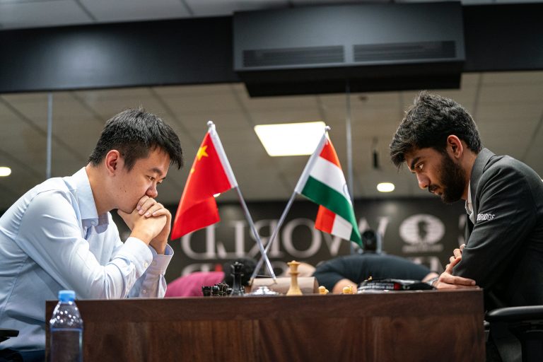 Ding Liren y Gukesh, en la penúltima partida del Mundial de Ajedrez. Foto: Eric Rosen / FIDE