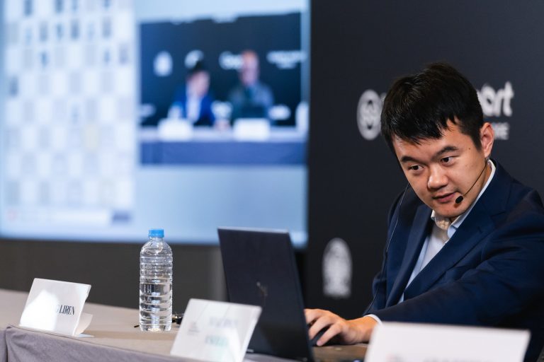 Ding Liren, en la rueda de prensa después de ganar su partida. Cada vez que le preguntaban por su recuperación, se escapaba analizando alguna línea. Foto: Eng Chin An / FIDE