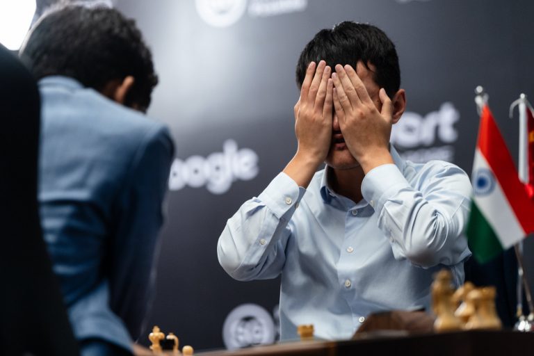Ding Liren, en pleno lamento. Foto: Maria Emelianova / FIDE