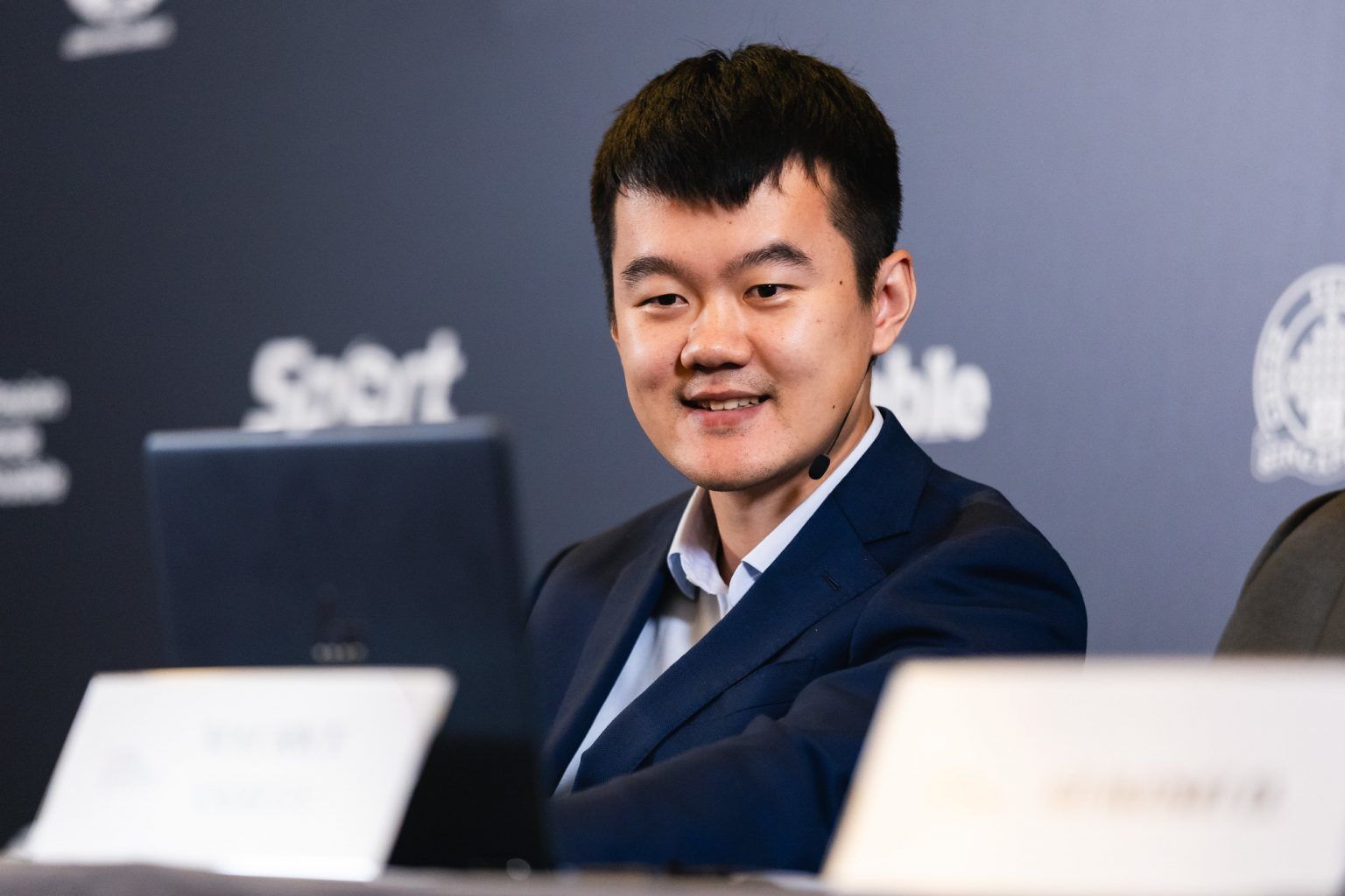 Ding Liren, sonriente, en la rueda de prensa después de la séptima partida del Mundial de Ajedrez. Foto: FIDE / Eng Chin An