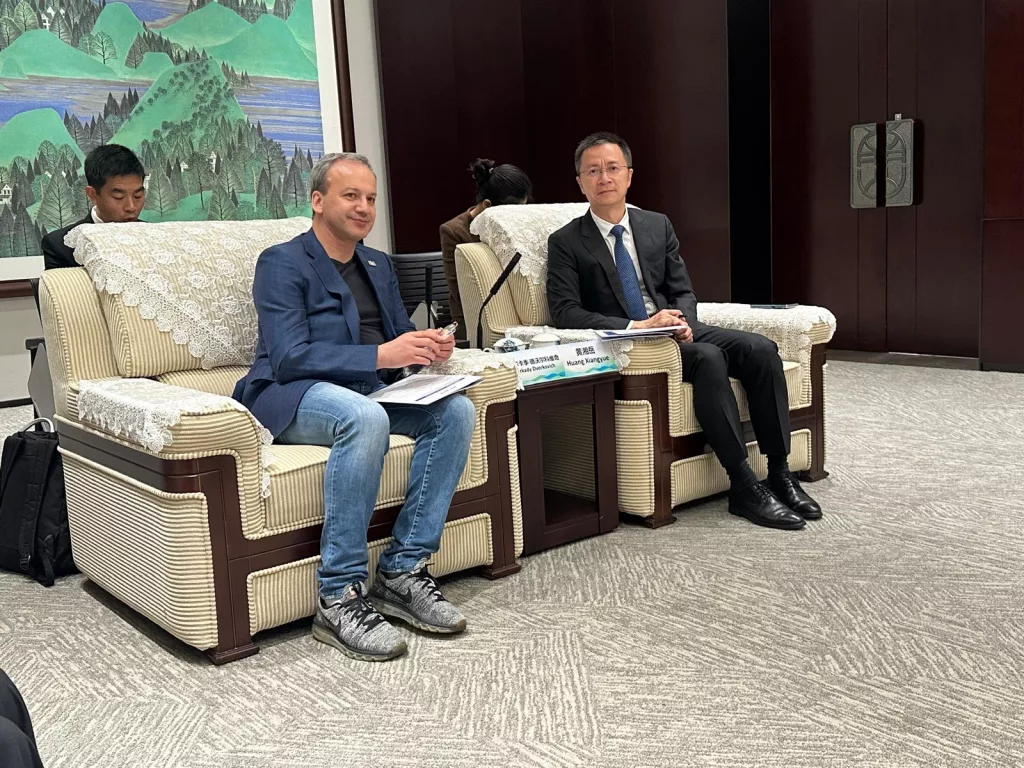 Arkady Dvorkovich, en una visita oficial a China como presidente de la FIDE