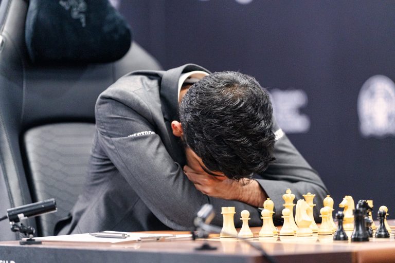 Gukesh también tuvo sus momentos para dudar. En un momento dado, se refugió en su salida durante varios minutos. Volvió cambiado. Foto: Maria Emelianova / FIDE