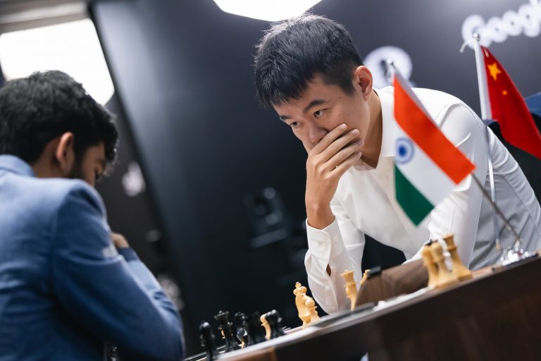 Ding Liren mira a Gukesh en la sexta partida del Mundial de Ajedrez. Foto: Eng Chin An / FIDE