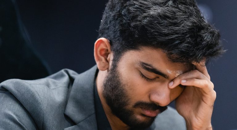 Gukesh D, en uno de sus frencuentes momentos de introspección. Como para jugar con los ojos cerrados. Foto: Eng Chin An / FIDE