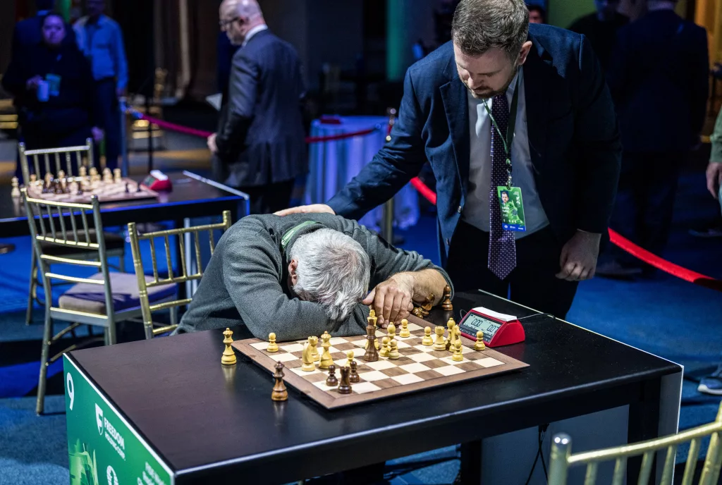 Ivanchuk ha acabado llorando después de perder contra Naroditsky en posición ganada. Foto: Lennart Ootes. 