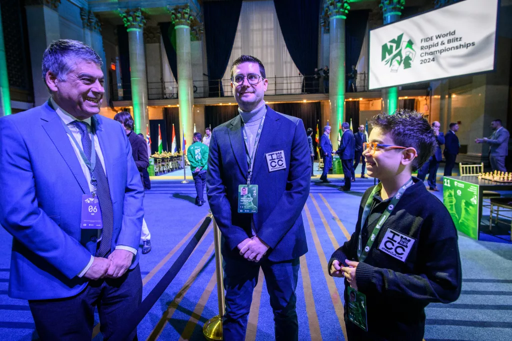 Una foto curiosa del Mundial de Rápidas, con Javier Ochoa, presidente de la FEDA, José Carlos Ibarra y Faustino Oro. Foto: Michal Walusza / FIDE