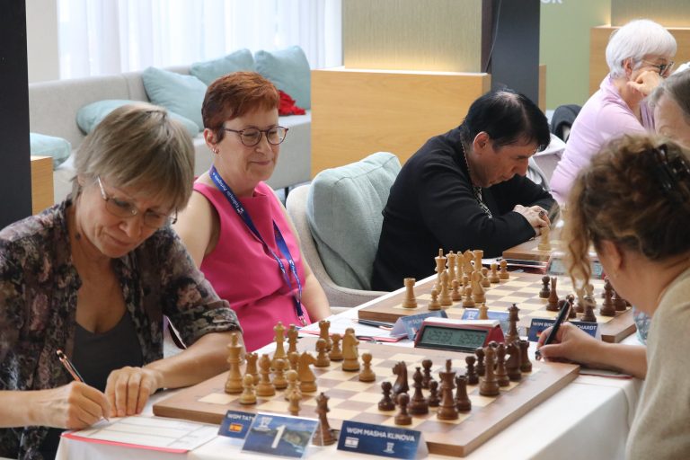 Tania Grabuzova, en una de sus partidas en el Mundial Senior. Foto: Federación Portuguesa de Ajedrez