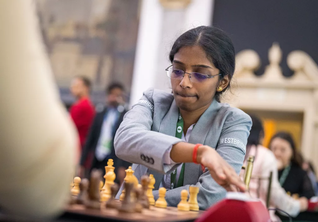 Vaishali R. se clasificó con enorme facilidad. Solo Marta García pudo ganar fácil contra ella. Foto: Lennart Ootes / FIDE