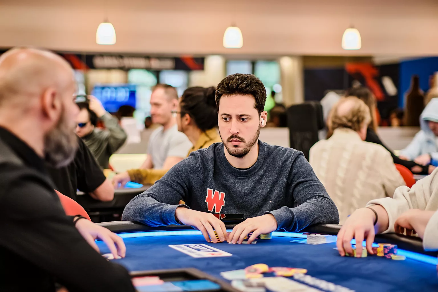 Adrián Mateos, del equipo Winamax, en el EPT de Montecarlo. Al madrileño no ganó el premio Marca, al contrario que Faustino Oro. Foto: FMB / Damas y Reyes