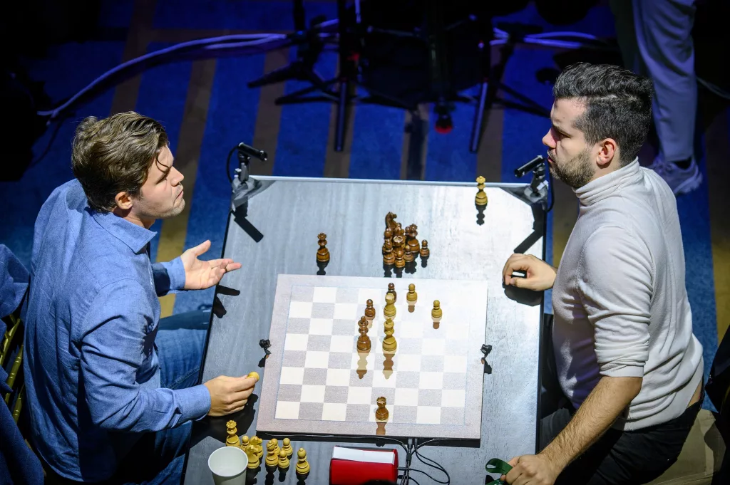 Carlsen y Nepo, en el momento en que el noruego le propuso que no siguieran jugando. Foto: Michal Walusza / FIDE