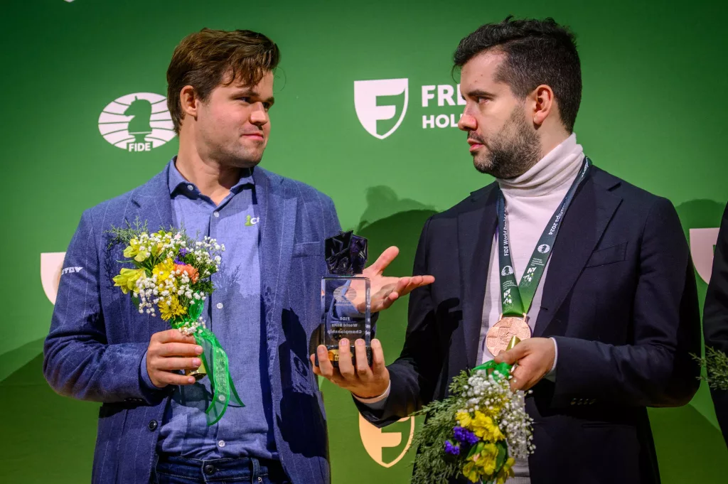 Carlsen y Nepo, con el trofeo. ¿Hará la FIDE una réplica, lo sortearán o se lo jugarán en partidas relámpago? Foto: Michal Walusza / FIDE