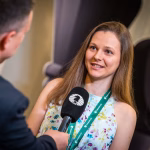 Anna Muzychuk, vencedora en Chipre, conversa con Michael Rahal. Foto: Mark Livshitz / FIDE