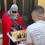 Juan Campos, jugando con un aficionado en Hospital de Órbigo