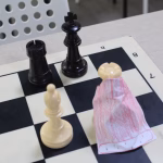 La reina, con su espada, atrapa al rey en el castillo. La historia y la capa de reina es obra de Victoria Laursen Baydzhanova, una niña con una clara vocación artística y luchadora.